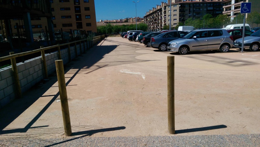 Esplanades de terra i aparcaments